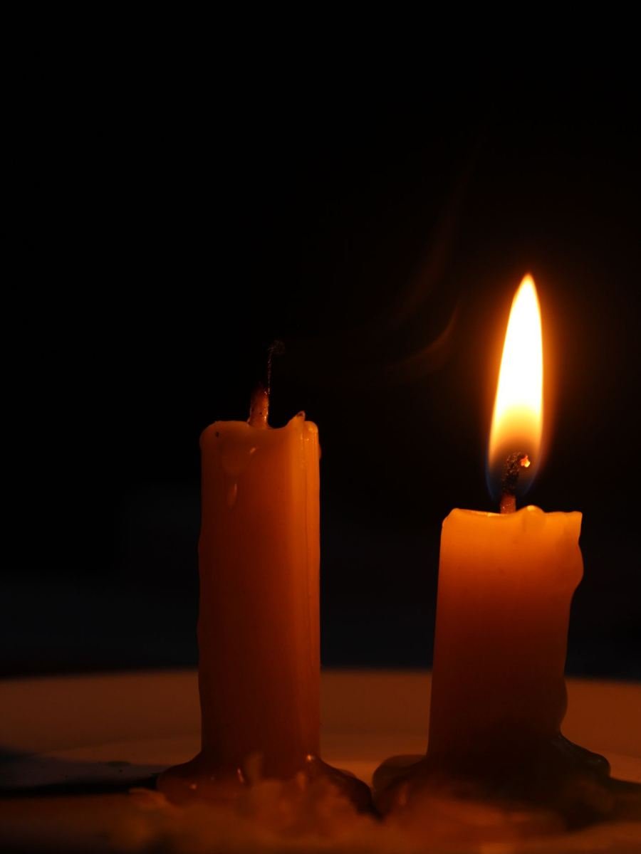 Velas encendidas en la oscuridad