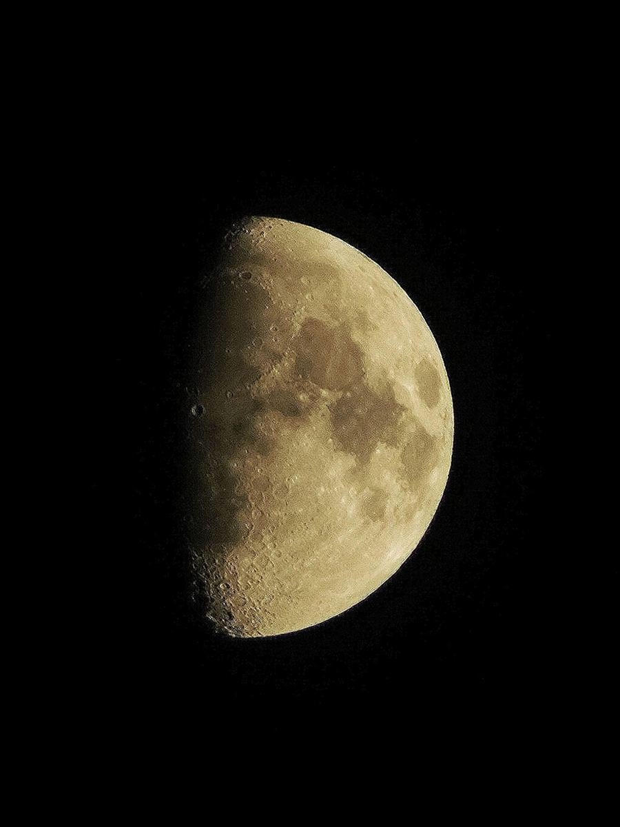 Luna creciente dorada sobre fondo negro